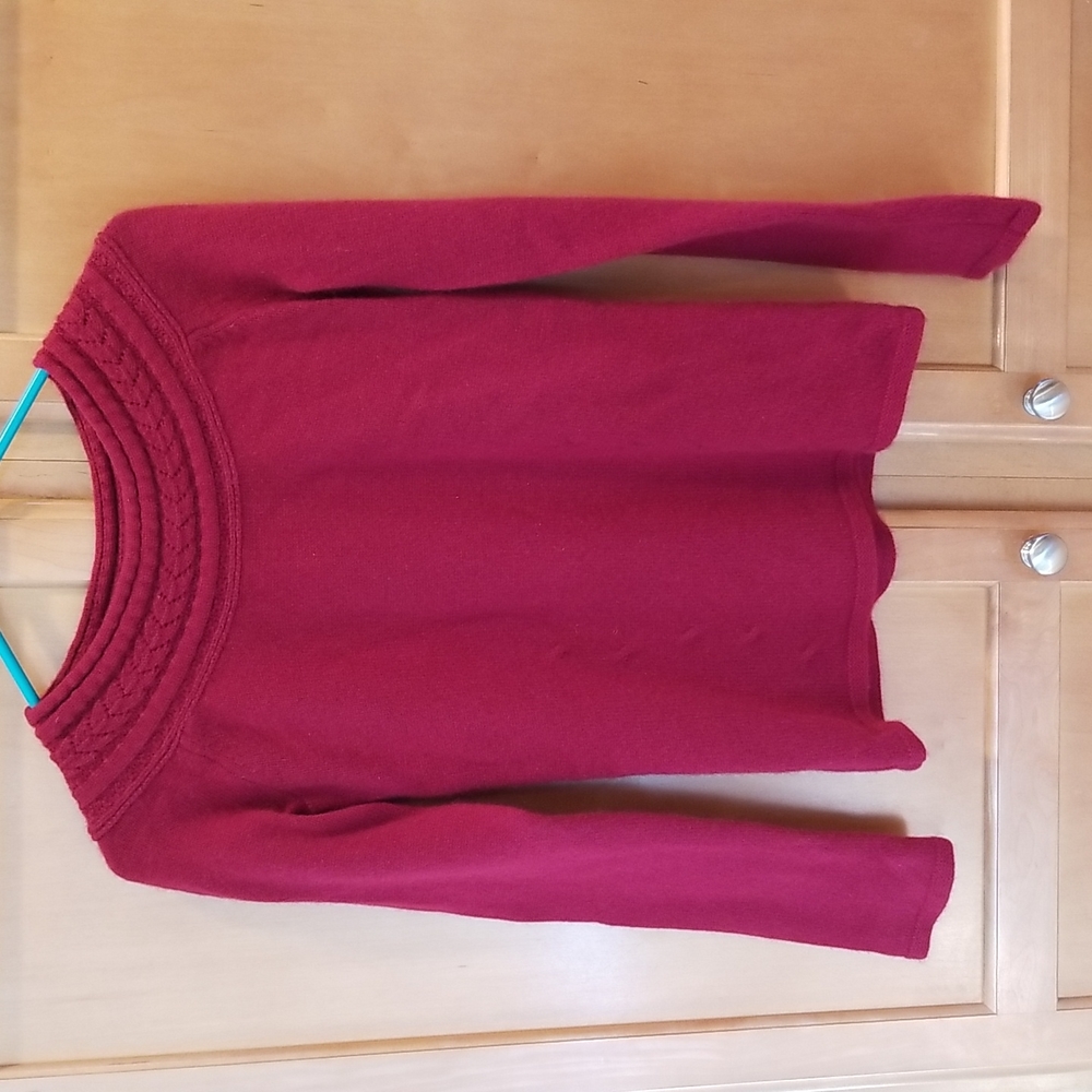 NWOT 100% cashmere sweater/thick/detailed neckline red